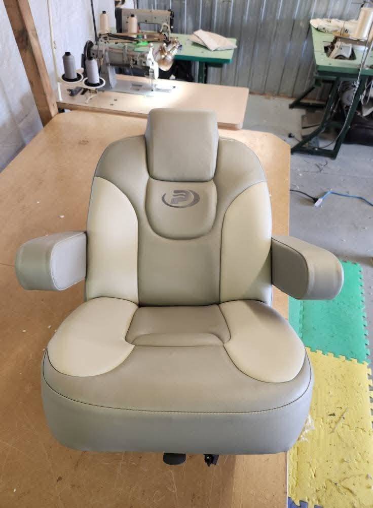 Siège de pilote de ponton en vinyle beige et gris, avec accoudoirs