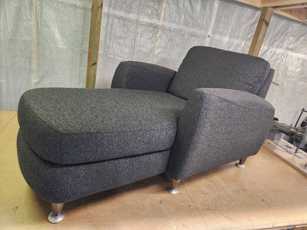 Chaise longue recouverte d'un tissu chiné noir et blanc, pieds en métal