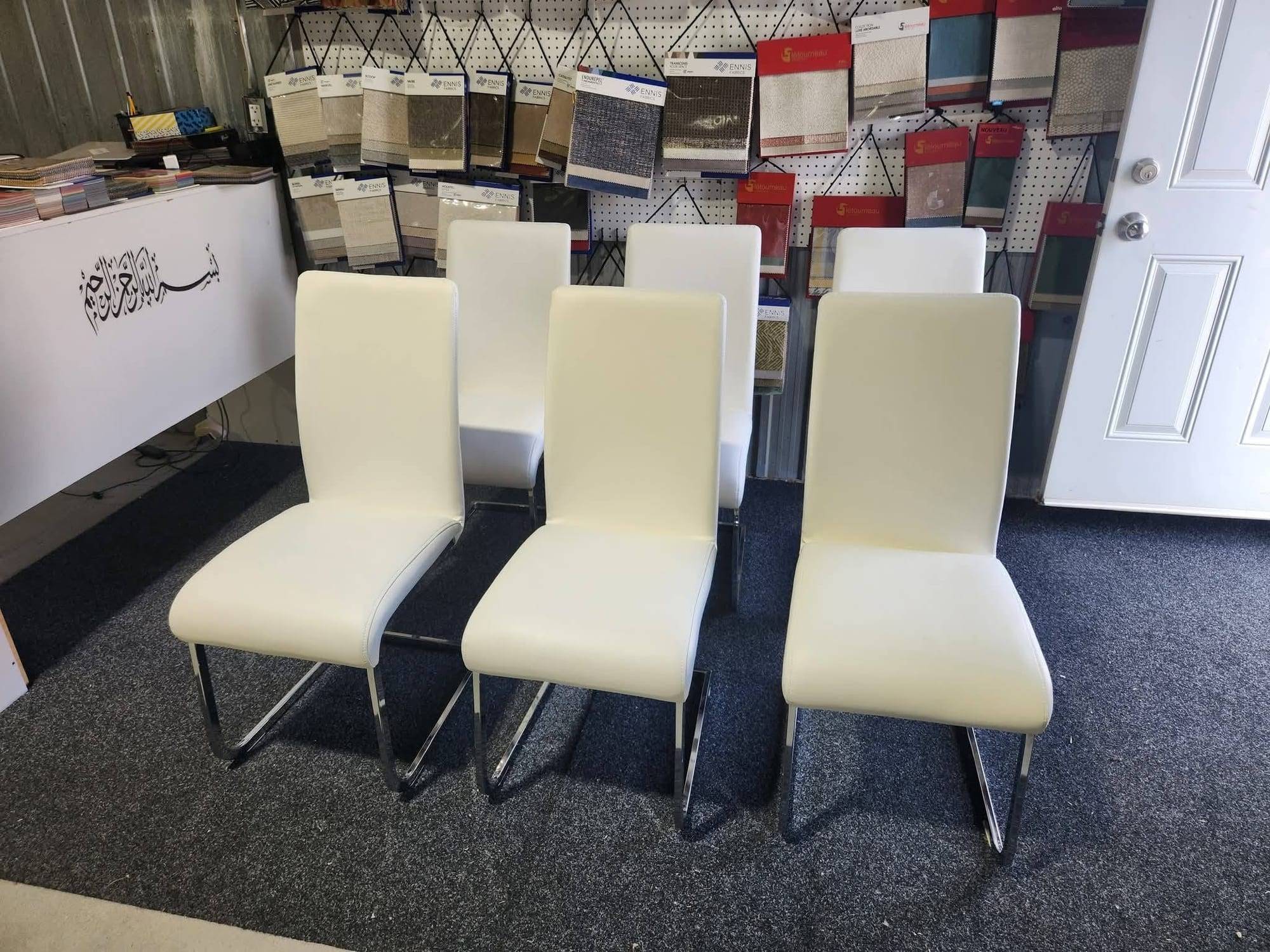 Six chaises de salle à manger en similicuir blanc sur piètement chromé en porte-à-faux