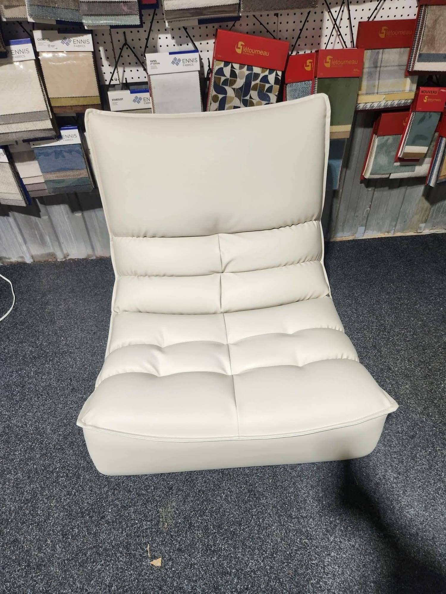 Chauffeuse en similicuir blanc aux coutures matelassées horizontales