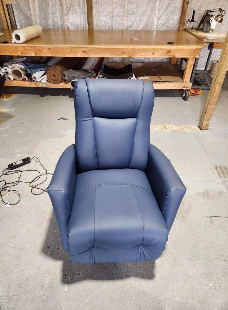 Le même fauteuil inclinable recouvert d'un revêtement bleu marine neuf, après le rembourrage