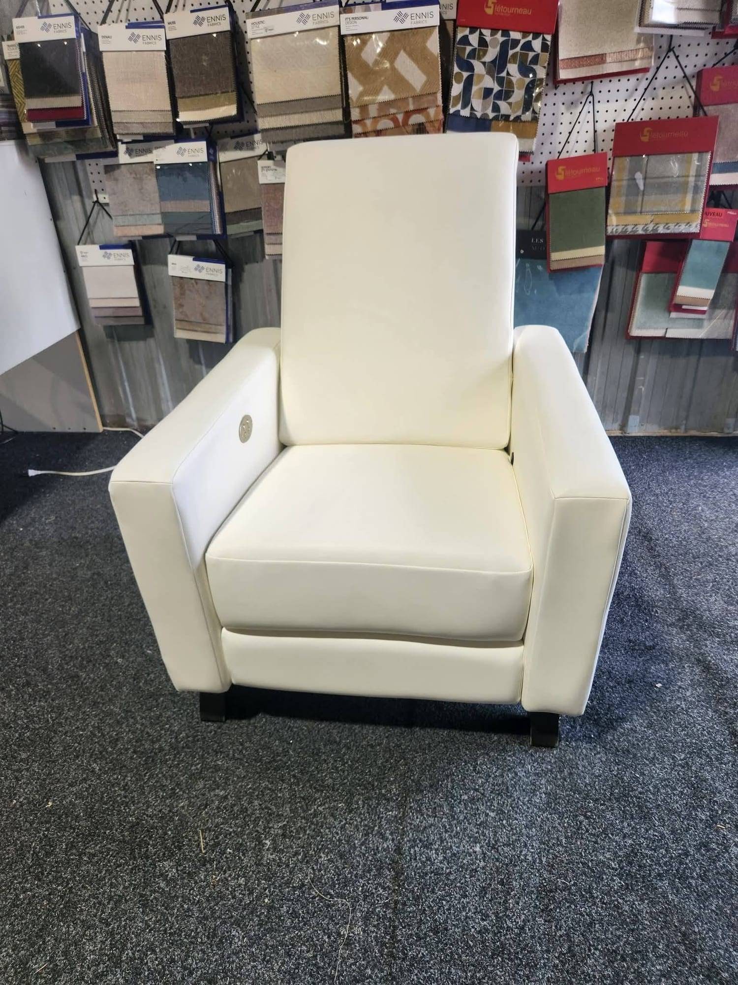 Fauteuil inclinable électrique recouvert de similicuir blanc