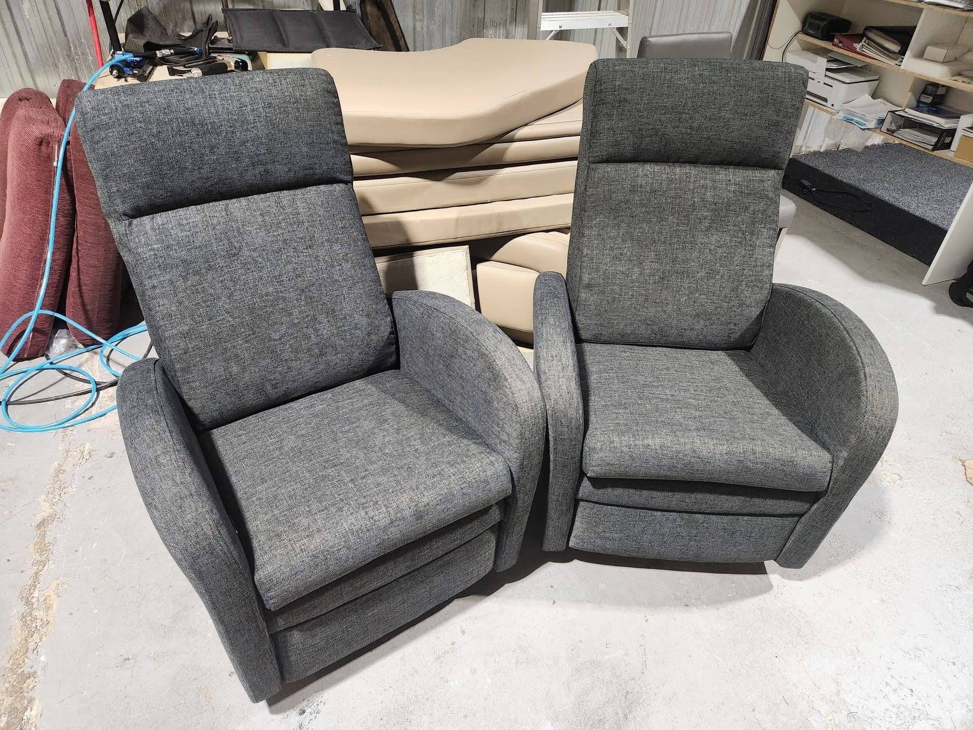 Deux fauteuils inclinables recouverts d'un tissu chiné gris anthracite