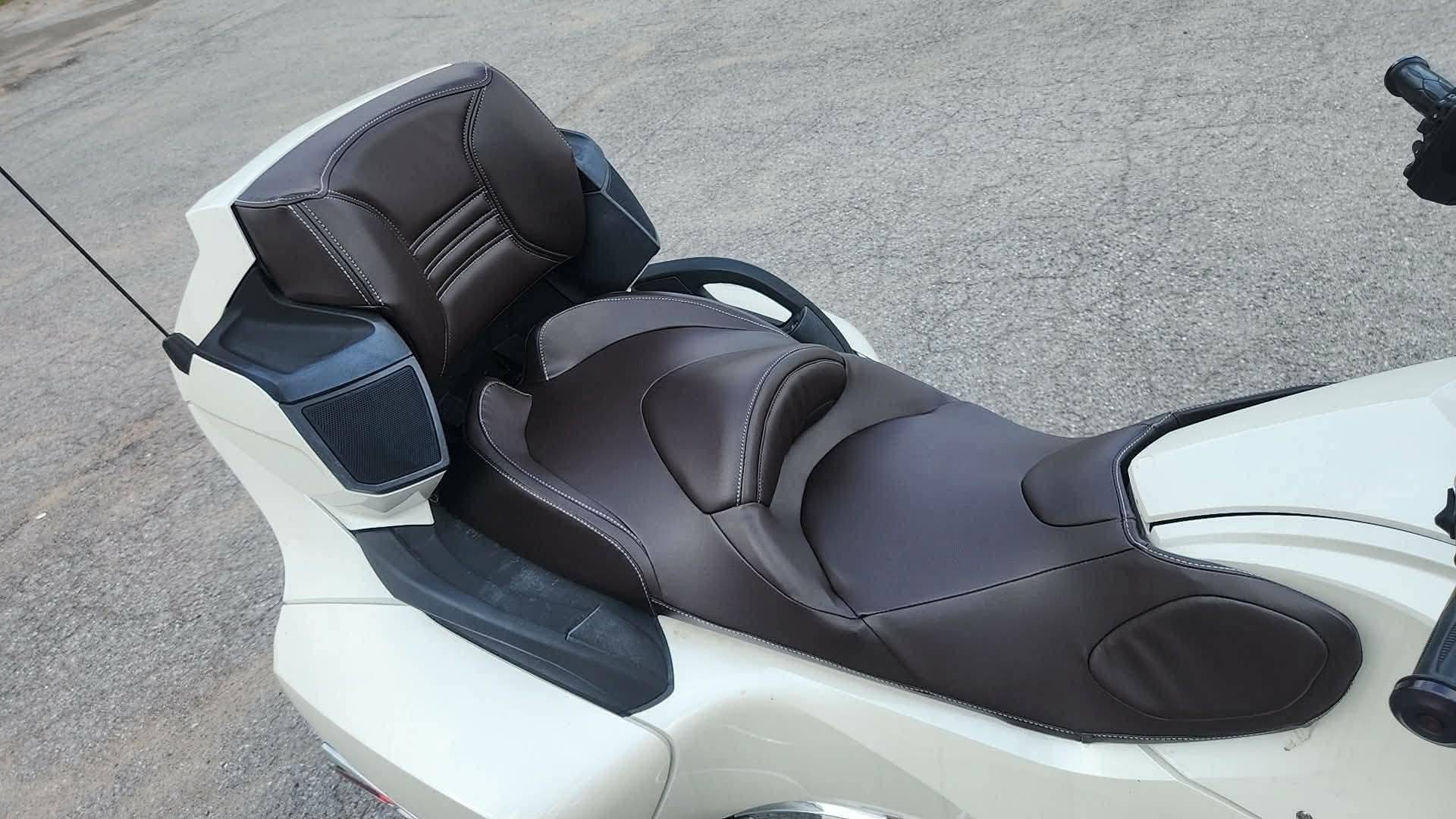 Selle de moto trois roues refaite en brun deux tons avec surpiqûres contrastantes et dossier passager assorti
