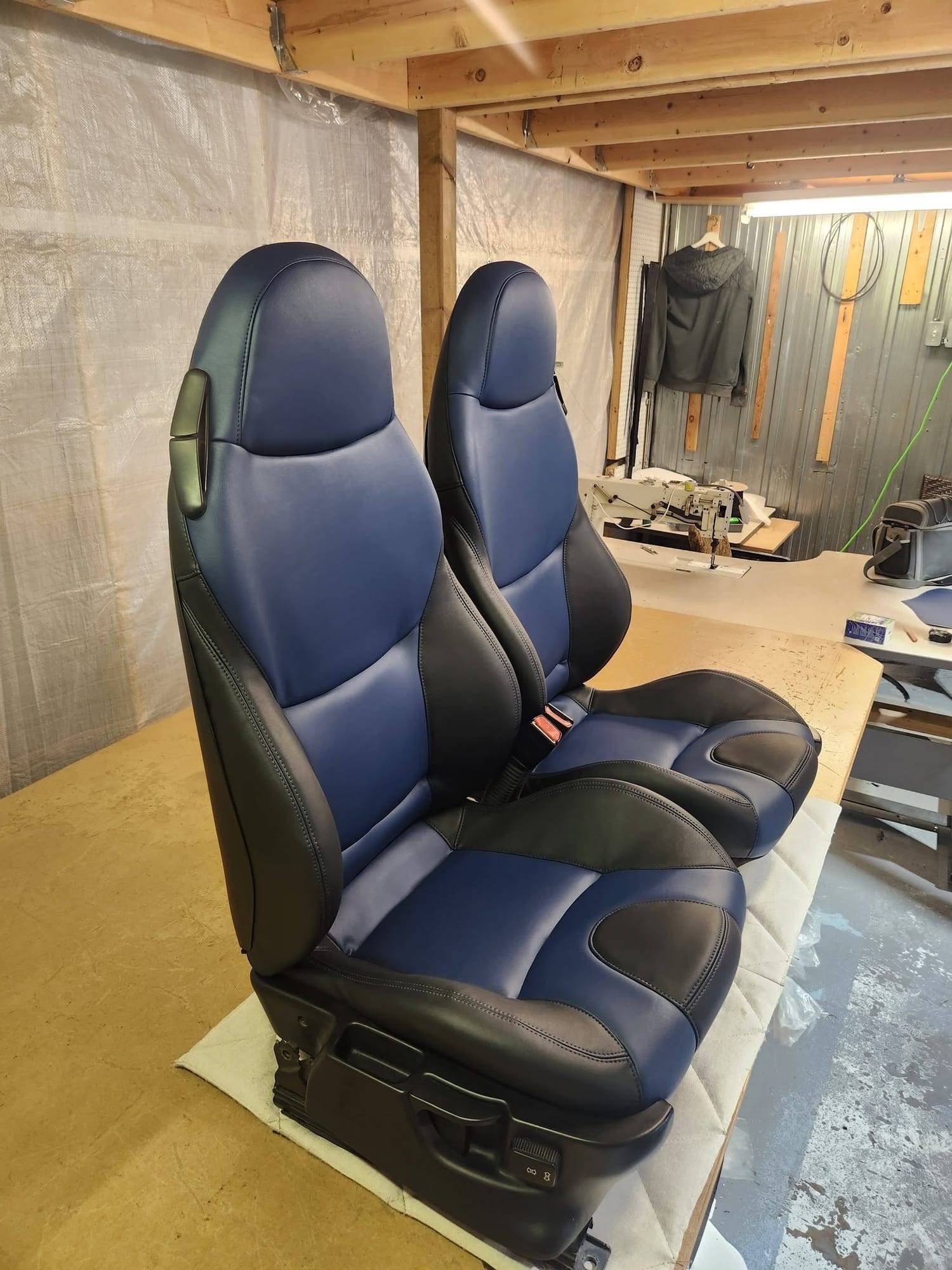 Paire de sièges d'auto sport recouverts de cuir bleu et noir