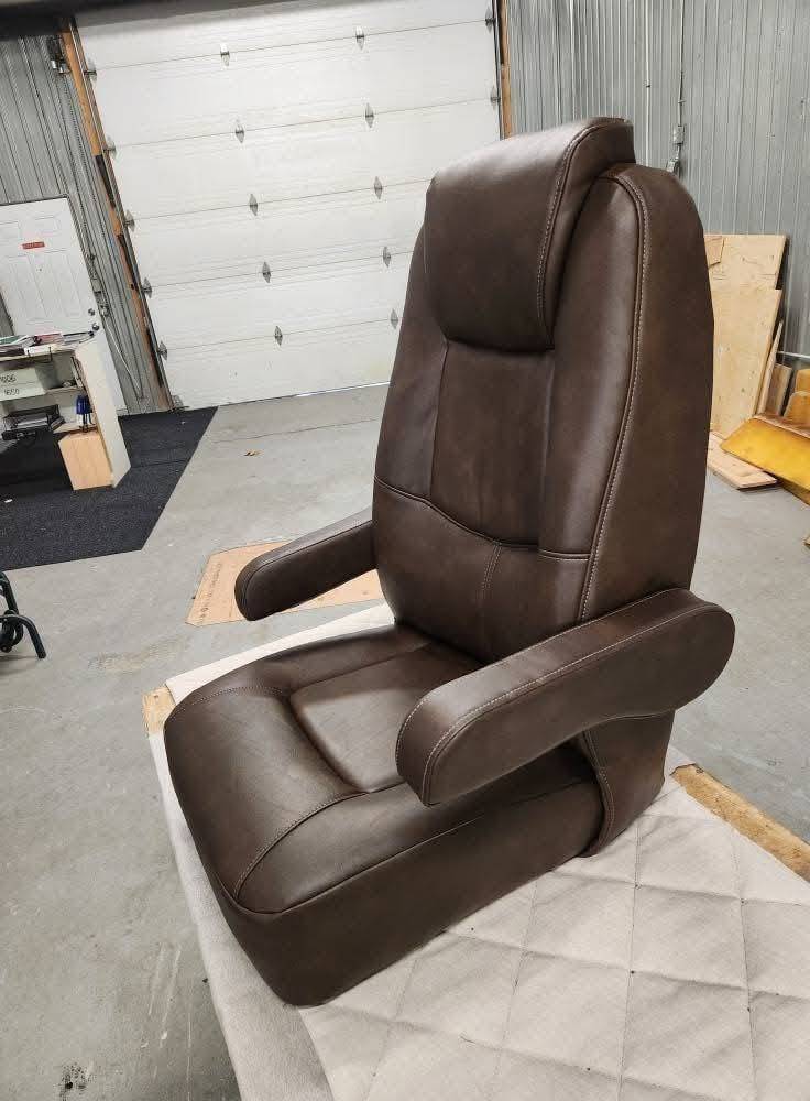 Fauteuil capitaine de VR recouvert d'un similicuir brun neuf à surpiqûres apparentes, après le rembourrage