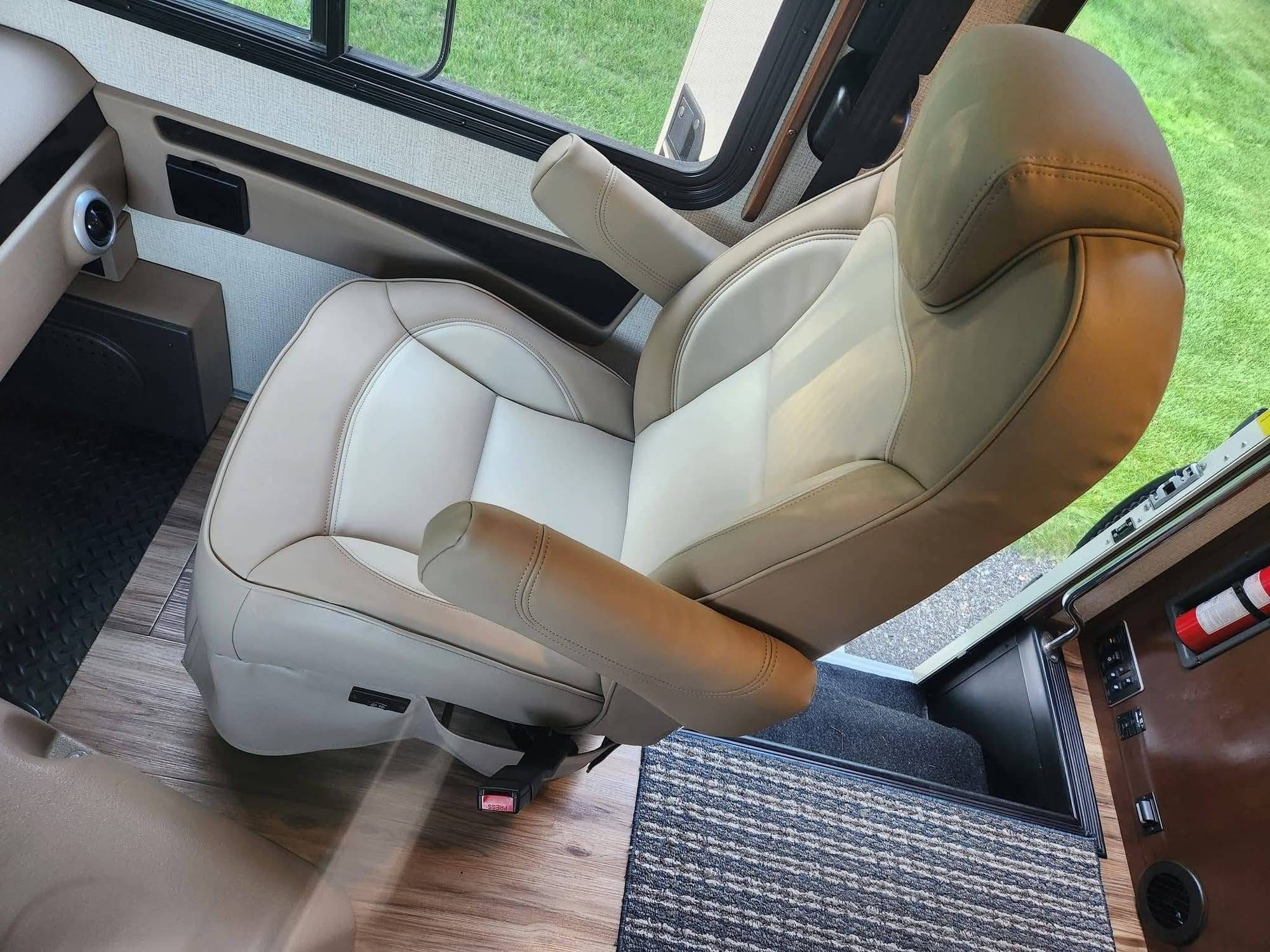 Fauteuil passager de VR en similicuir beige deux tons, accoudoirs relevés