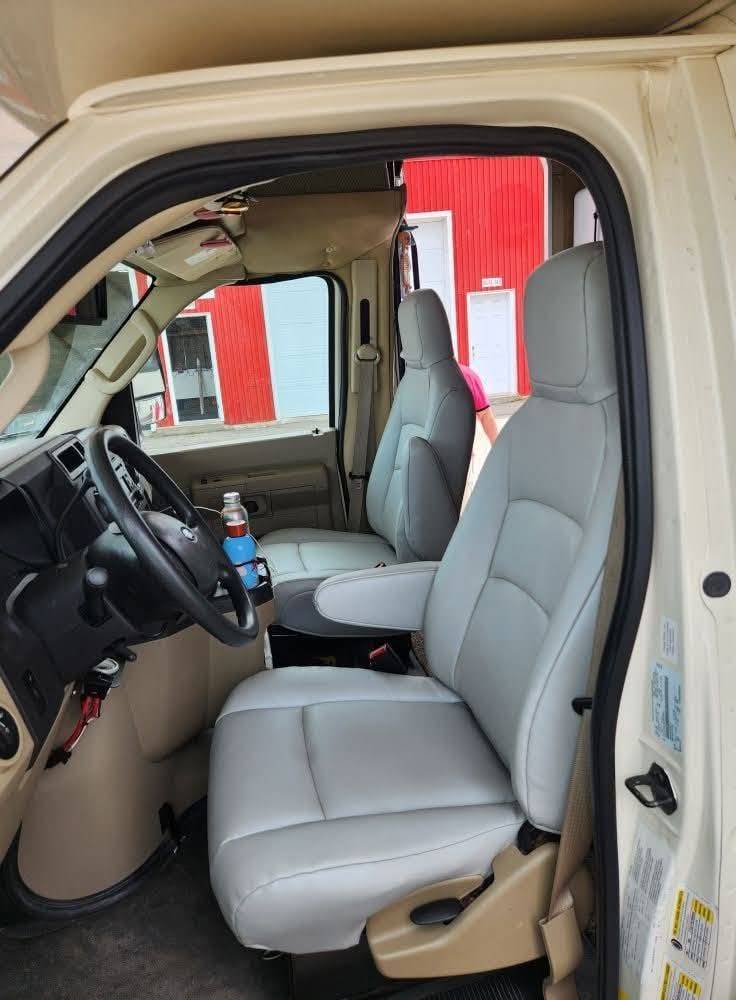 Sièges avant de camping-car recouverts de similicuir gris pâle