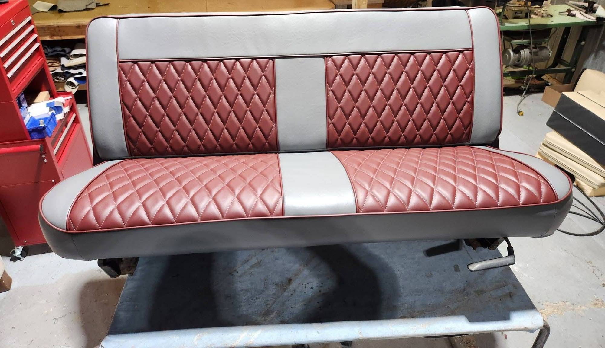 Banquette de camion en vinyle bordeaux piqué en losanges, bandes grises et passepoil