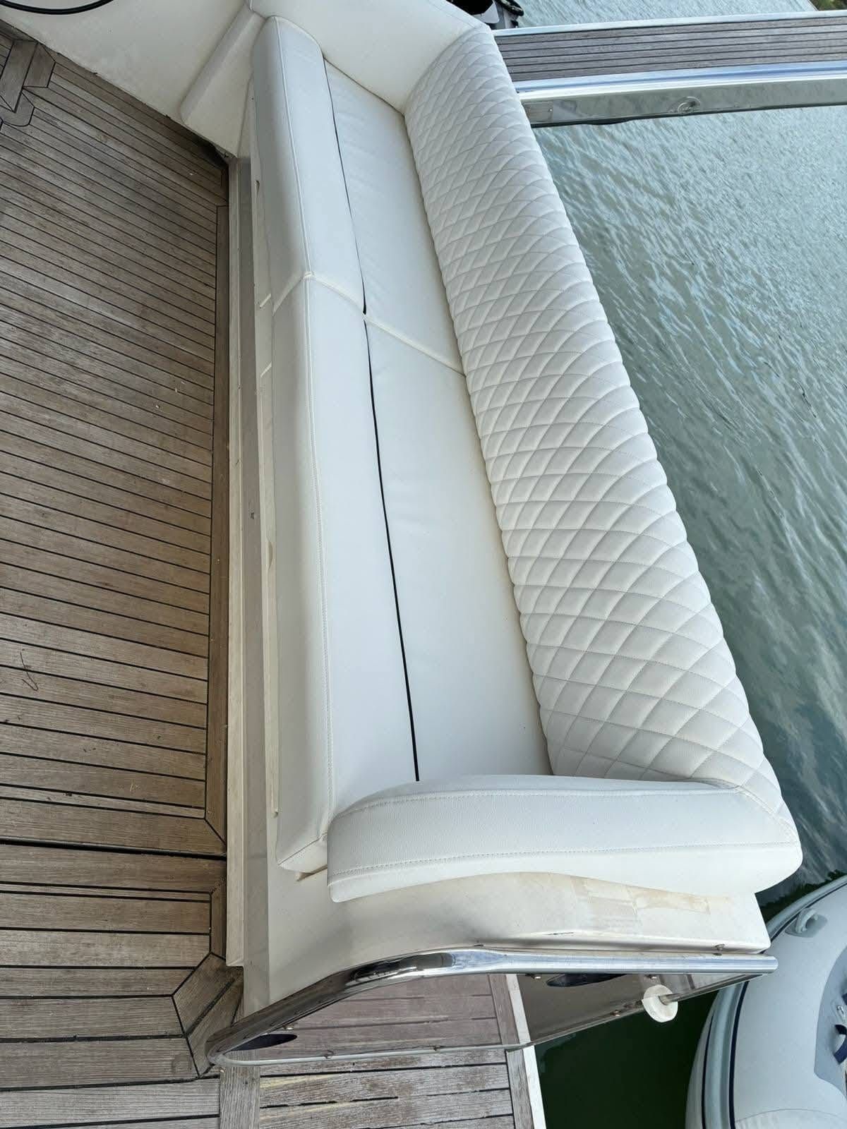 Banquette arrière de bateau en vinyle marin blanc au dossier matelassé en losanges