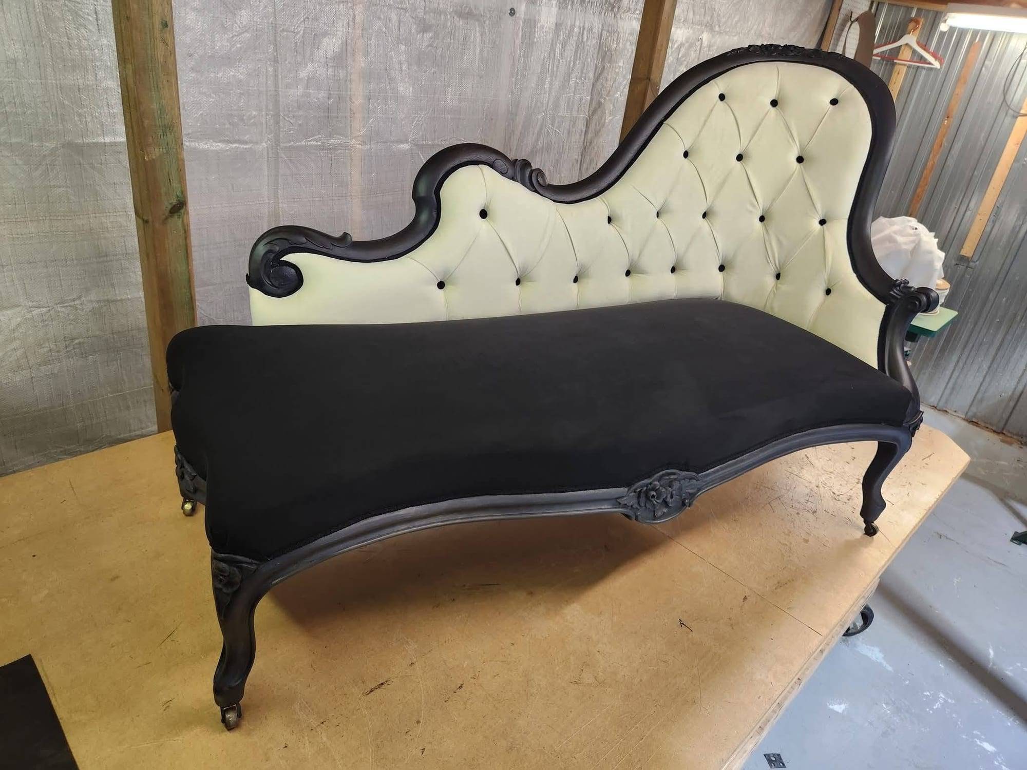 Méridienne ancienne en bois sculpté noir, dossier capitonné crème à boutons noirs et assise en velours noir