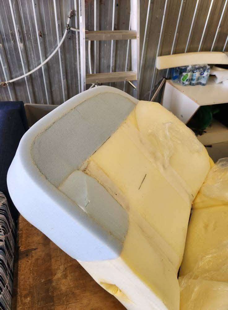 Mousse de siège reconstruite et reprofilée avant la pose du nouveau revêtement
